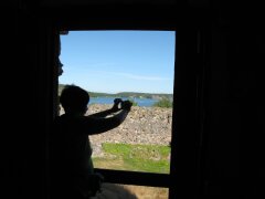 Fotografin an einem Turmfenster der Festung Stegeborg