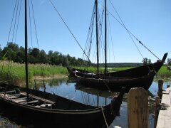 Nachgebaute Wikinger-Boote auf Birka