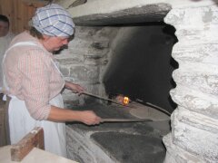 Skansen: Knäckebrotbacken wie in alten Zeiten