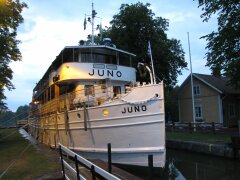 Die Juno, das älteste Kabinenschiff der Welt, ankert im Götakanal