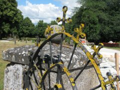 Moosbewuchs auf einem Friedhofstor auf Gotland